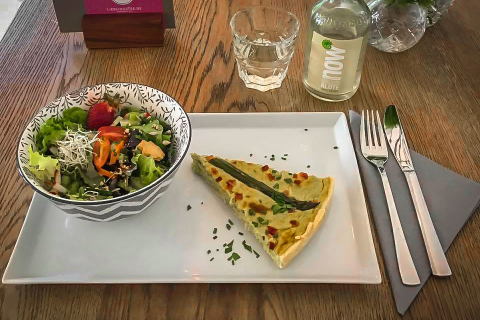 Grüne- Spargel- Quiche mit buntem Salat